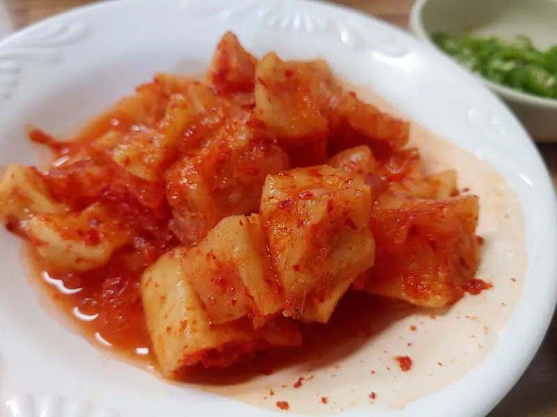 큼지막하게 썰린 깍두기