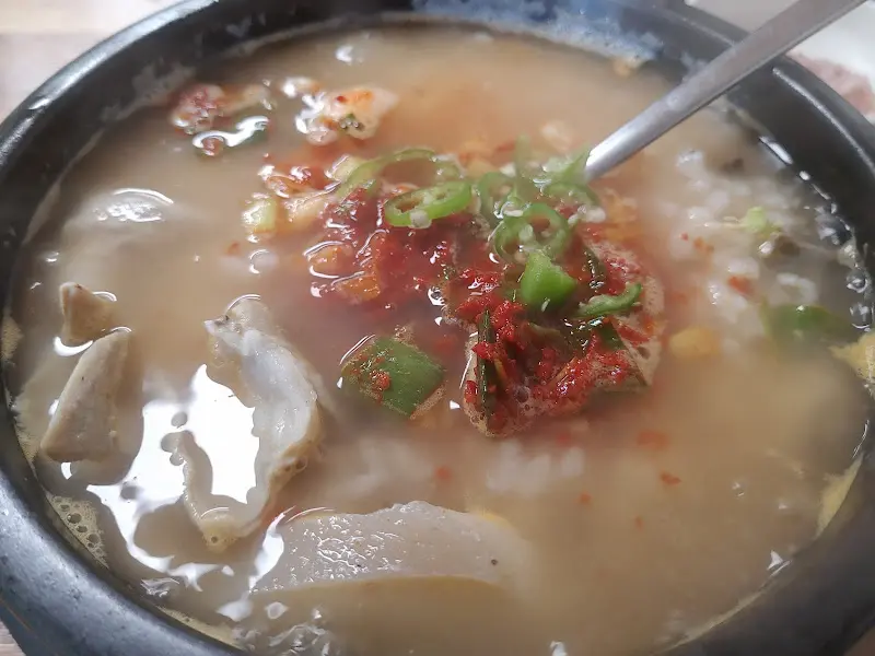 다진 양념과 청양고추가 더해진 순대국밥