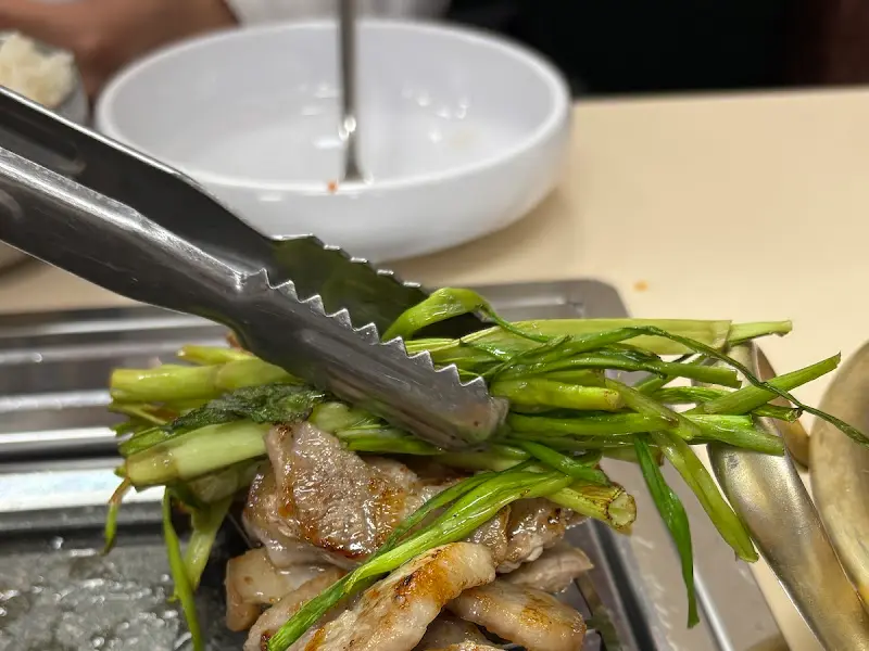 잘 구워진 삼겹살과 미나리의 조합