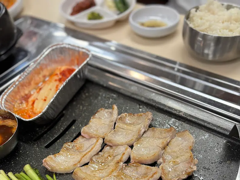 불판 위에 올려진 삼겹살과 쭈꾸미