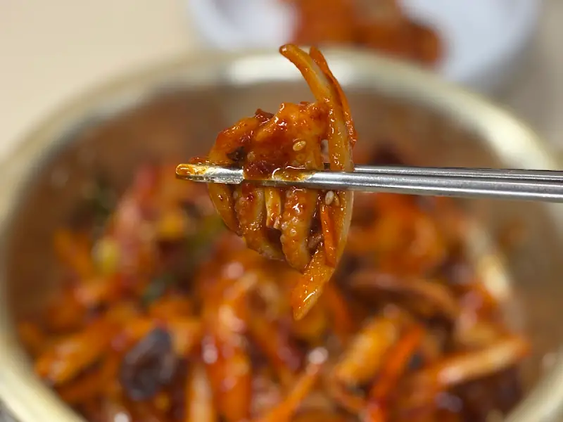 젓가락으로 집어 올린 쭈꾸미