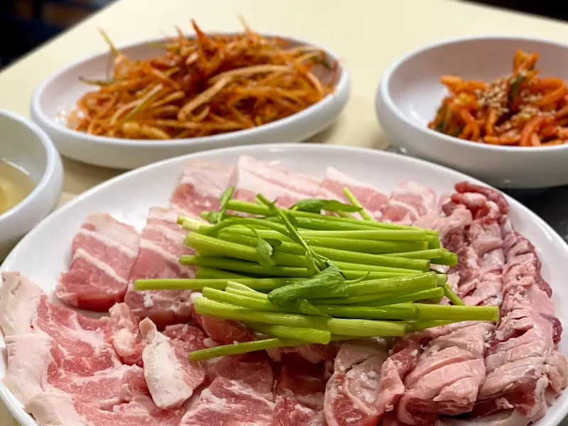 다양한 밑반찬과 소금구이 모둠