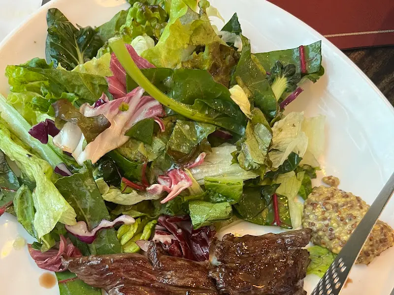 스테이크와 샐러드