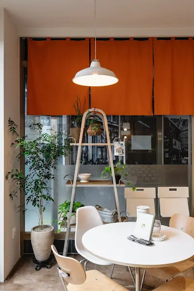 따뜻한 분위기의 식당 내부