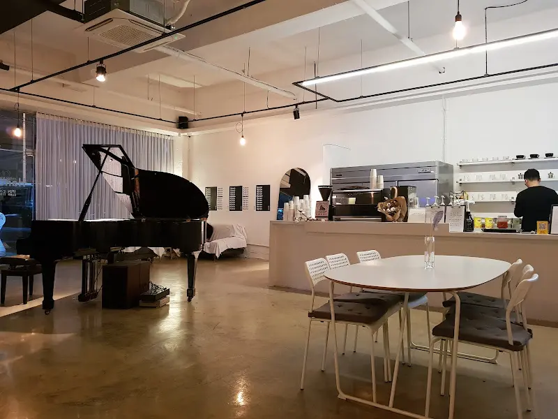 식당 내부의 그랜드 피아노