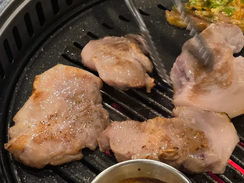 꼬들목살 굽는 모습