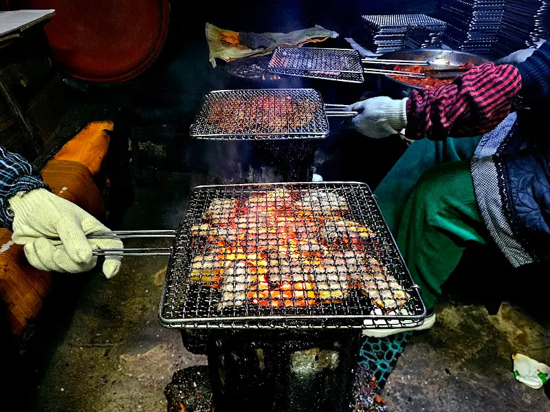 연탄불 위에서 석쇠를 굽는 모습
