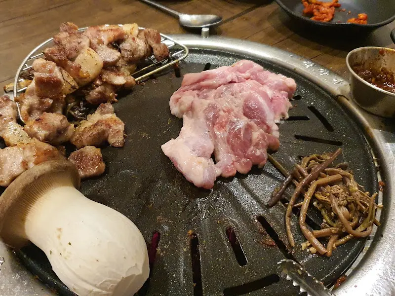 불판 위의 꼬들목살과 고사리