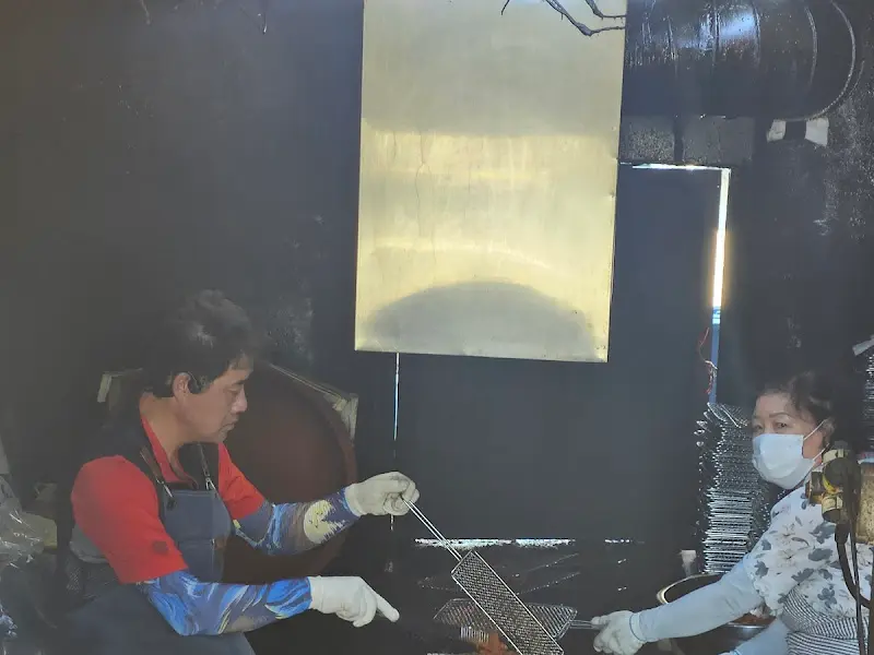 연탄불 앞에서 고기를 굽는 모습