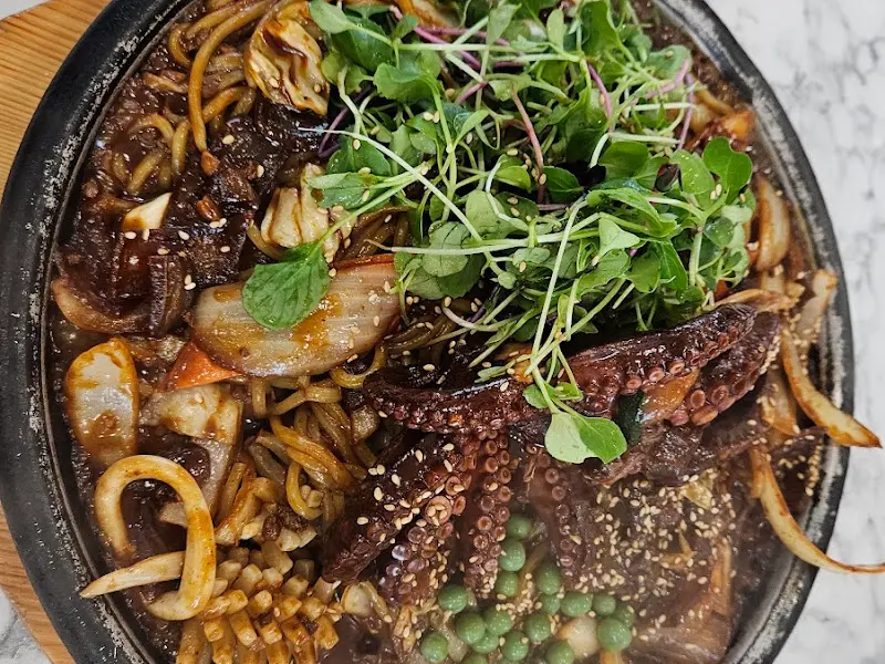 돌짜장의 먹음직스러운 비주얼