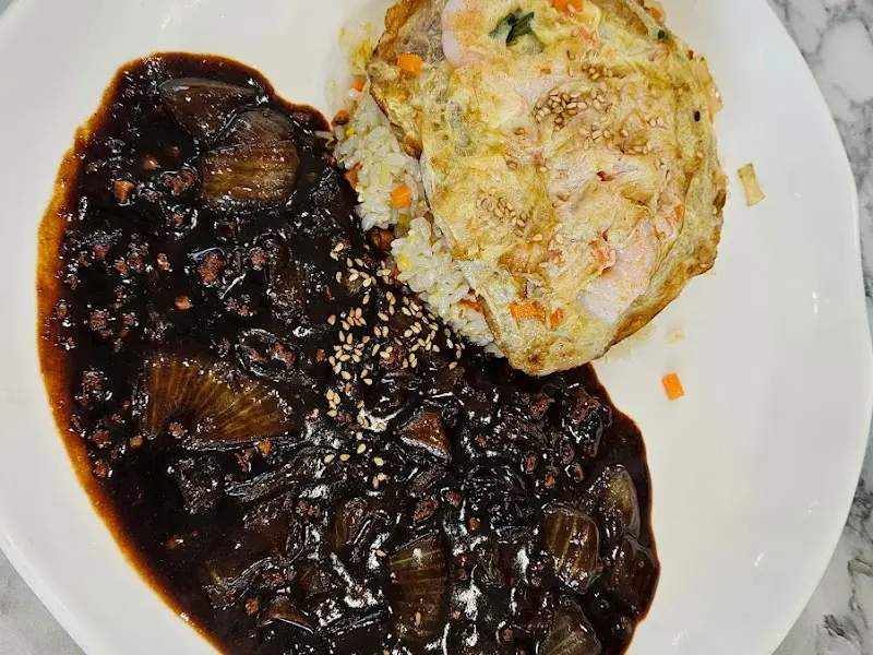 볶음밥과 짜장 소스의 환상적인 조합