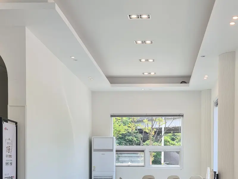 깔끔한 식당 내부