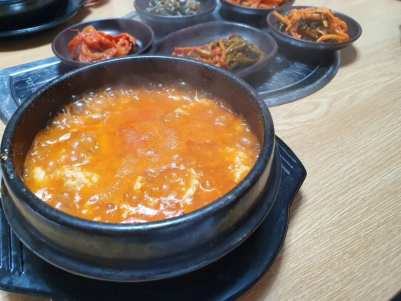 보글보글 끓는 순두부찌개