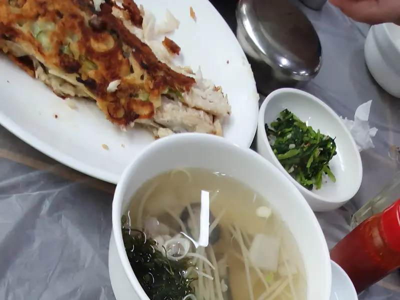 뽀얀 국물이 인상적인 아구탕