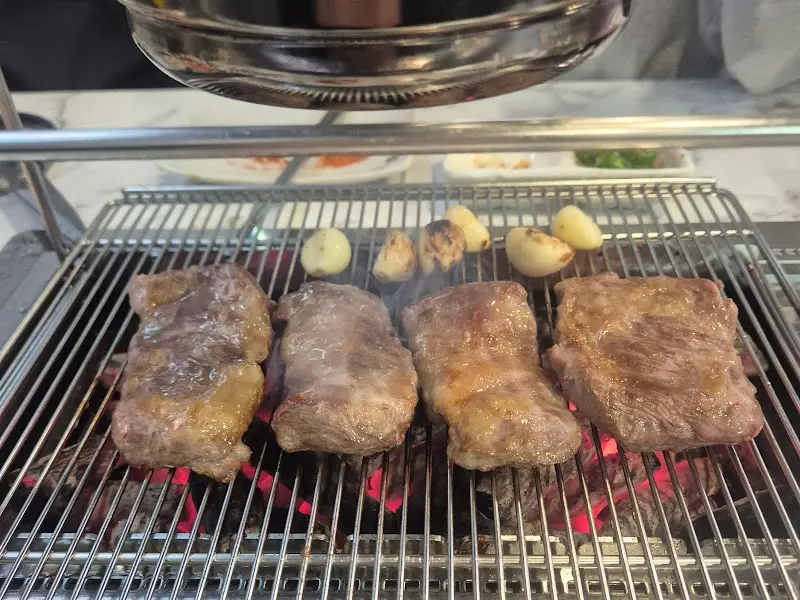 숯불 위에서 맛있게 익어가는 황금 양갈비