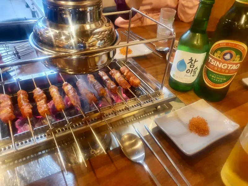 자동으로 돌아가는 꼬치구이 기계 위에서 맛있게 익어가는 양꼬치들