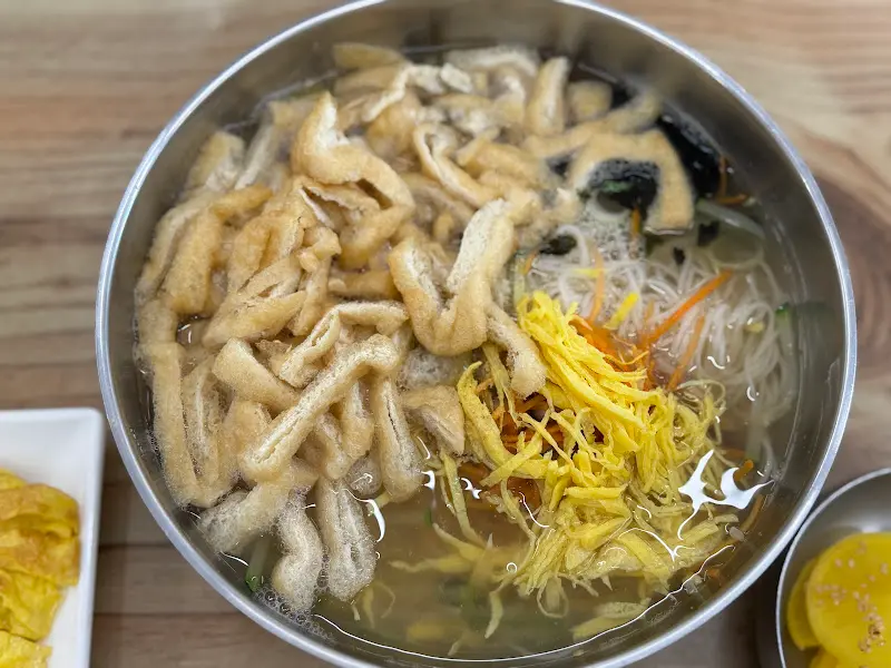 푸짐한 유부국수