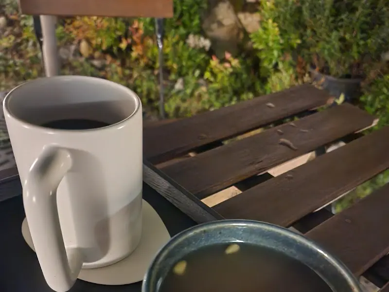 밤에 촬영된 커피 사진