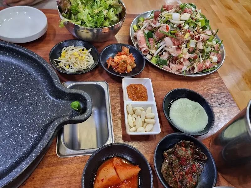 오리 산더미 한 상 차림