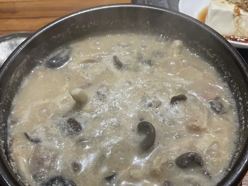 김이 모락모락 나는 들깨버섯탕 뚝배기