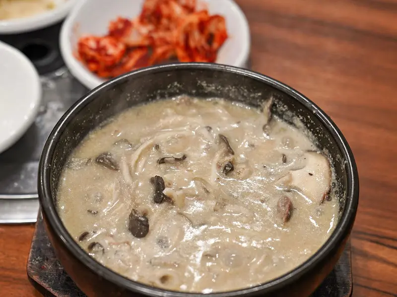 들깨버섯탕과 김치의 조합