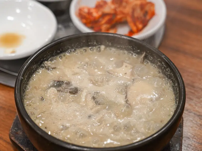 들깨버섯탕과 반찬 김치의 조화