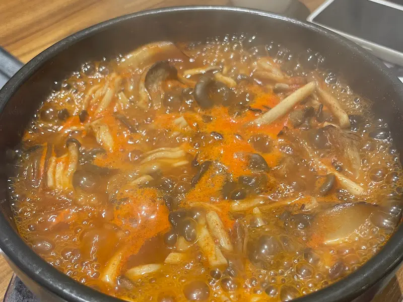 얼큰한 국물이 일품인 얼큰버섯탕