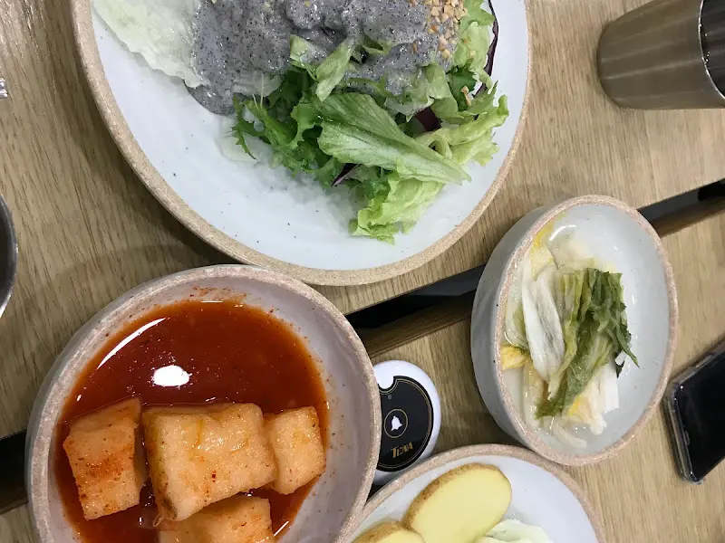 정갈하게 차려진 밑반찬