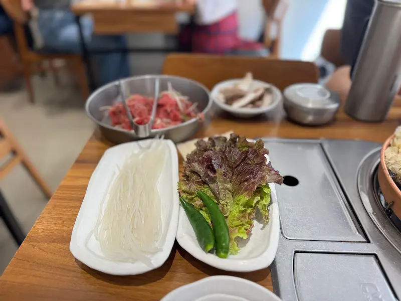 버섯과 고기가 푸짐하게 담긴 불고기 전골