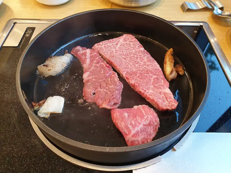 무쇠 불판 위에서 익어가는 생등심