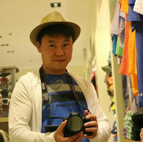 카메라를 들고 있는 남성