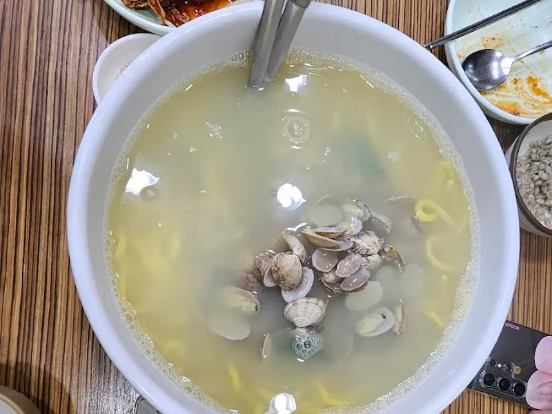바지락칼국수 국물