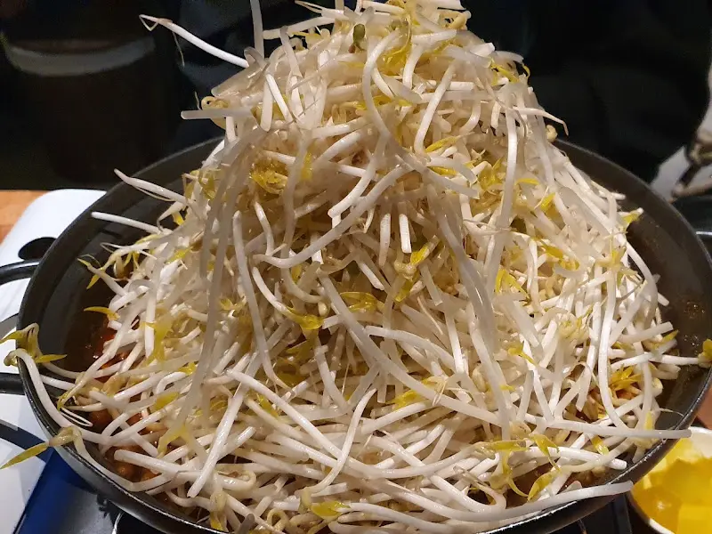 푸짐한 숙주 닭발