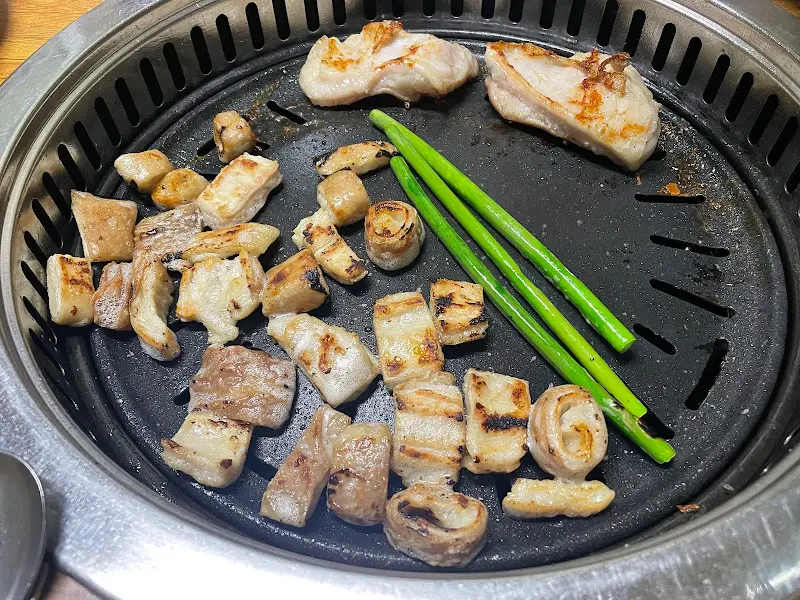 불판 위에서 노릇하게 구워지고 있는 막창