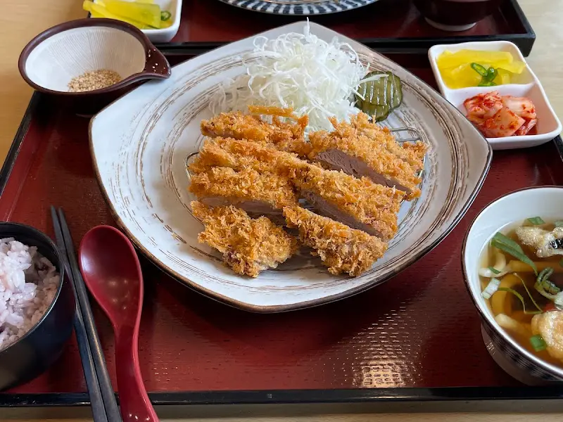 정갈하게 차려진 돈까스 한 상 차림