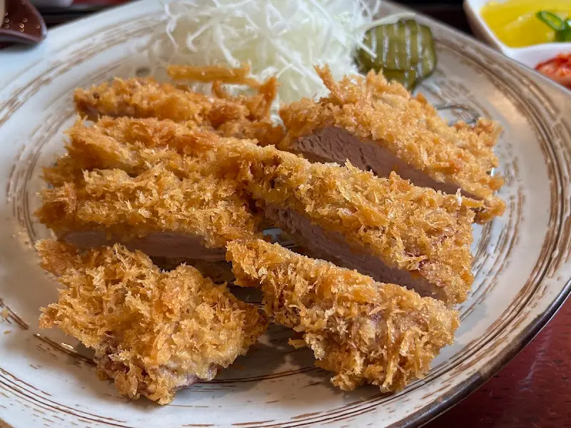 바삭한 튀김옷과 촉촉한 돼지고기의 조화