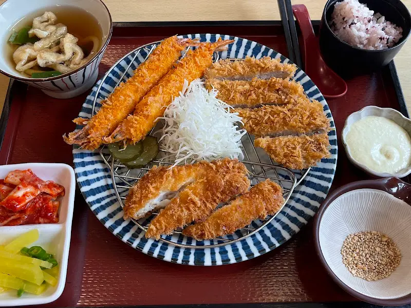 푸짐한 돈까스 정식 한 상