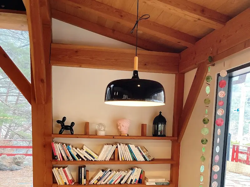 카페 내부의 아늑한 조명과 책장