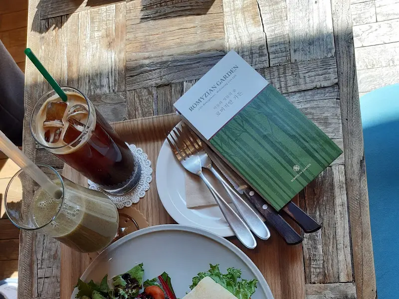 샌드위치와 음료가 놓인 테이블