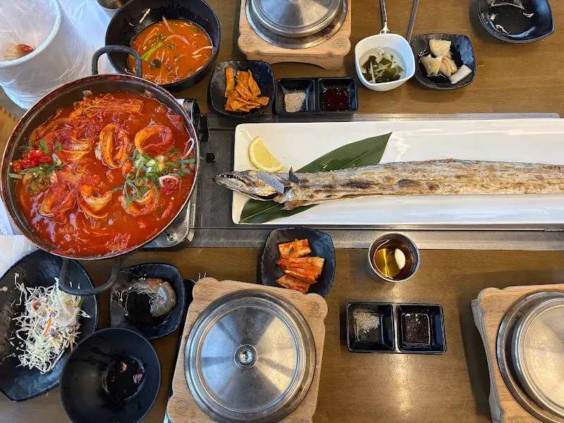 한 상 가득 차려진 음식