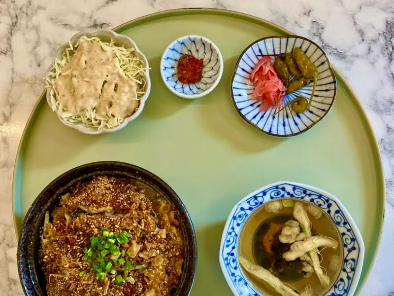 바삭 치킨동 한상차림