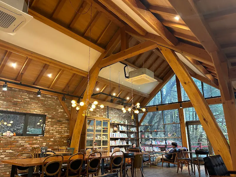 카페 내부의 높은 천장과 조명