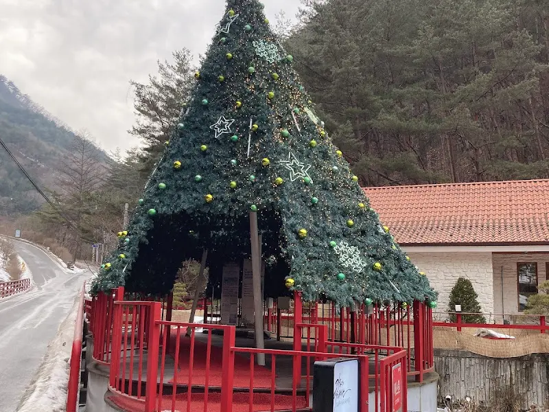 카페 앞의 트리 조형물