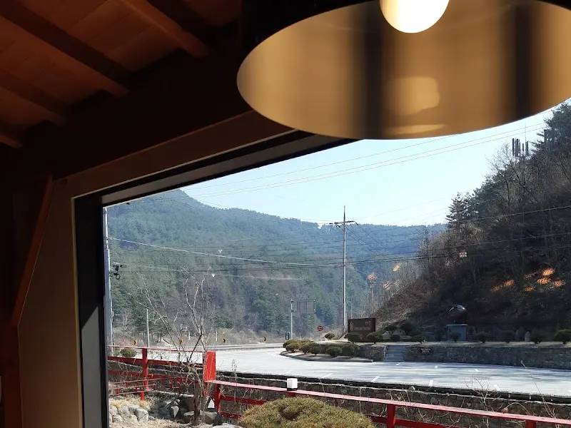 창밖으로 보이는 산 풍경