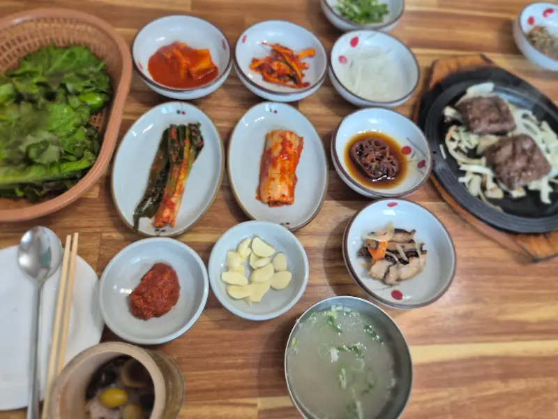떡갈비와 함께 차려진 푸짐한 한 상 차림