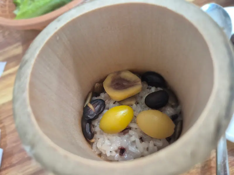 대통에 담겨 나온 찰진 밥