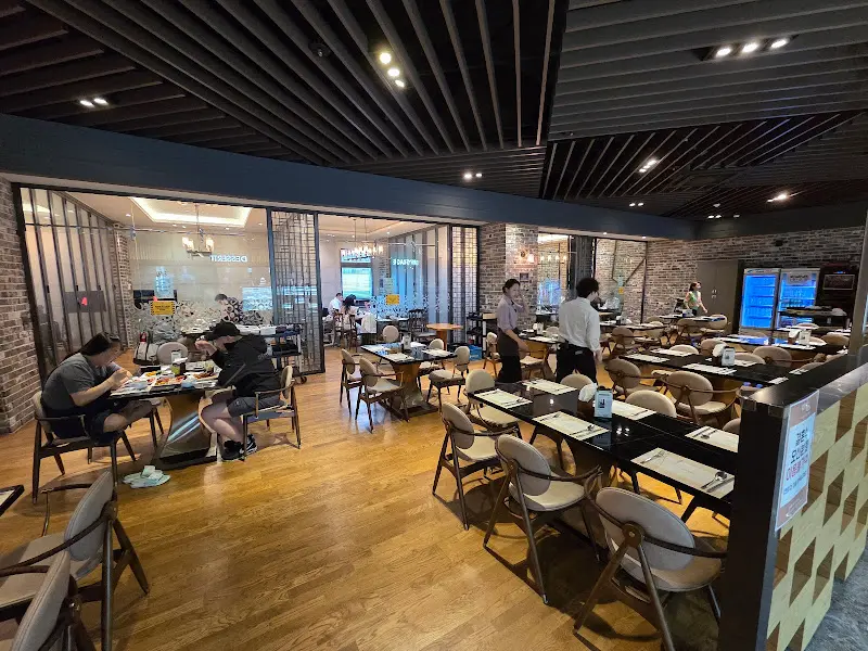 마이어스 뷔페의 넓은 홀 전경