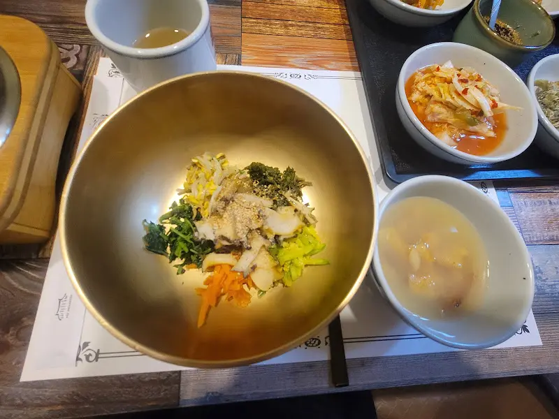 놋그릇에 담긴 해삼비빔밥 클로즈업