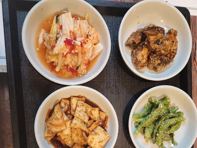 다양한 종류의 반찬들