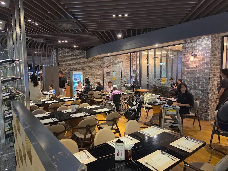 마이어스 뷔페의 내부 테이블